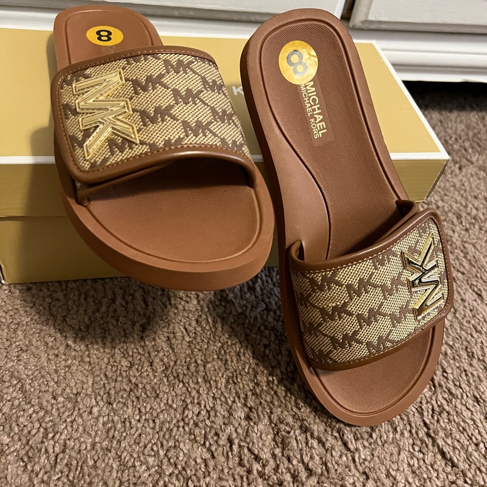 Spanking Michael Kors, new.